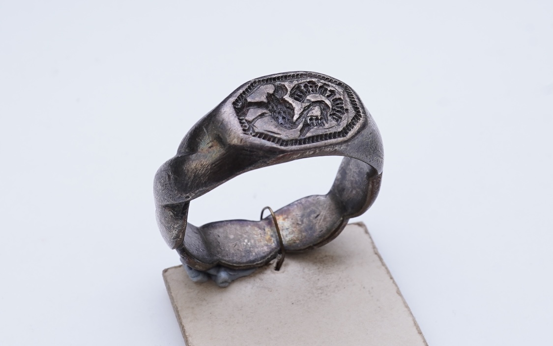 A heraldic signet ring, England, 15th/16th century